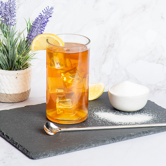 Холодный чай с цитрусовым соком и фруктами